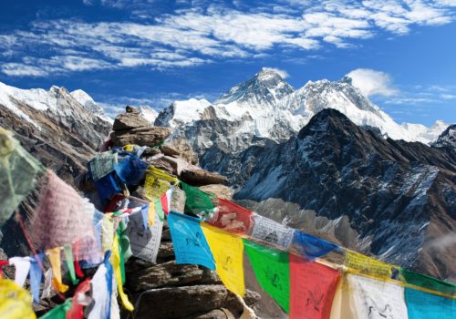 Aussicht auf den Everest von gokyo ri mit Gebetsflagen
