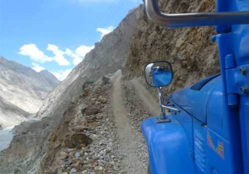 Königsblauer Lastwagen auf Karakorum Highway